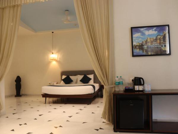 Ramee Royal Resort & Spa - Udaipur : photo 2 de la chambre suite royale avec jacuzzi