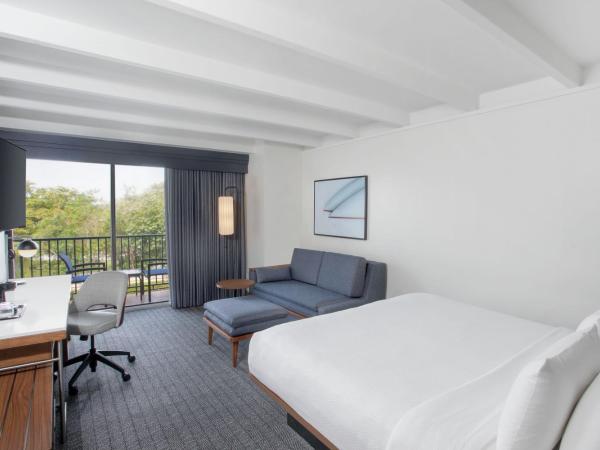 Courtyard by Marriott Fort Lauderdale East / Lauderdale-by-the-Sea : photo 1 de la chambre chambre king avec canapé-lit et balcon