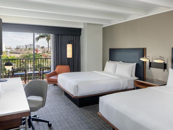 Courtyard by Marriott Fort Lauderdale East / Lauderdale-by-the-Sea : photo 1 de la chambre chambre avec 2 lits queen-size et balcon