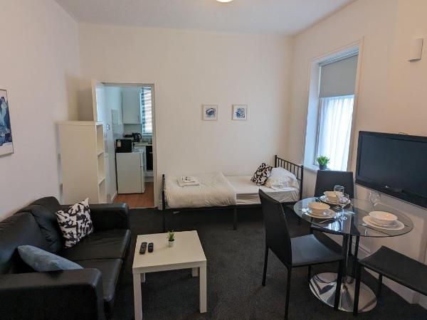 BARTON BEACHSIDE APARTMENTS - Free Parking, Modern Chic, Central Beach Location, Some Sea Views - Families Couples or Over 23 years : photo 6 de la chambre studio