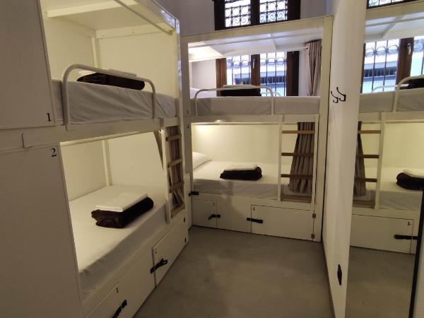 Black Swan Hostel Granada : photo 5 de la chambre lit dans un dortoir de 4 lits