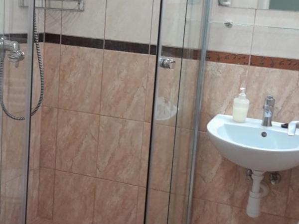 Borostyán Vendégház Eger : photo 9 de la chambre chambre triple avec salle de bains privative