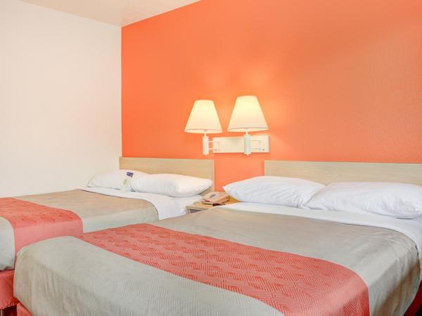 Motel 6-Portland, OR - Central : photo 2 de la chambre chambre double avec 2 lits et mini-réfrigérateur