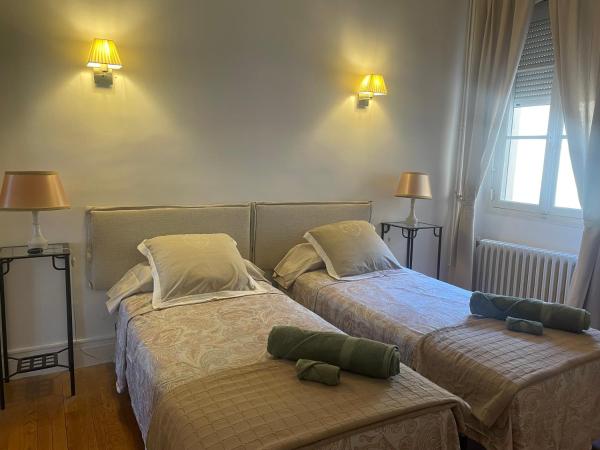 B&B rue Royale Versailles : photo 1 de la chambre chambre lits jumeaux avec salle de bains privative