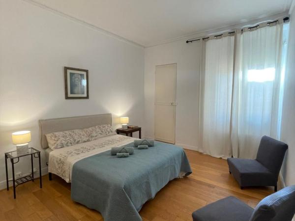 B&B rue Royale Versailles : photo 2 de la chambre chambre double avec salle de bains privative