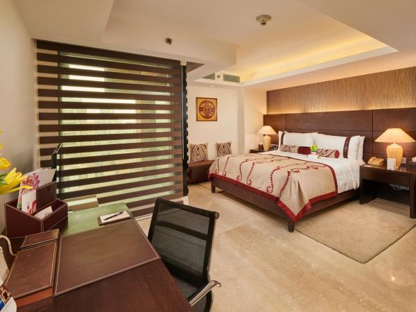 The LaLiT New Delhi : photo 3 de la chambre corner suite - 10% discount on food & soft beverages, laundry & spa