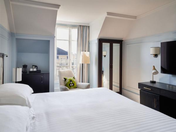 Paris Marriott Opera Ambassador Hotel : photo 2 de la chambre chambre lit king-size - vue sur tour eiffel