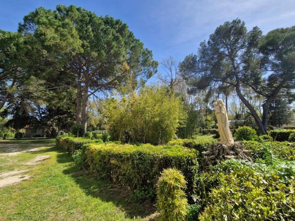 Château de Bayssan : photo 4 de la chambre appartement - vue sur jardin