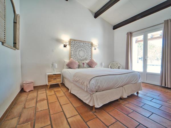 Mas De Calabrun : photo 1 de la chambre chambre familiale avec terrasse