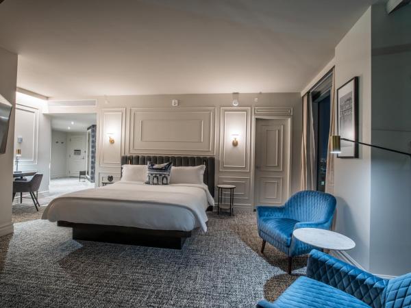 Le Capitole Hotel : photo 4 de la chambre chambre lit king-size avec balcon