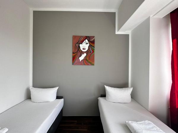 Ootel.com : photo 2 de la chambre chambre lits jumeaux - vue sur jardin