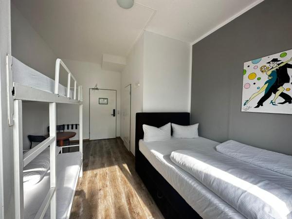 Ootel.com : photo 4 de la chambre chambre quadruple - vue sur jardin