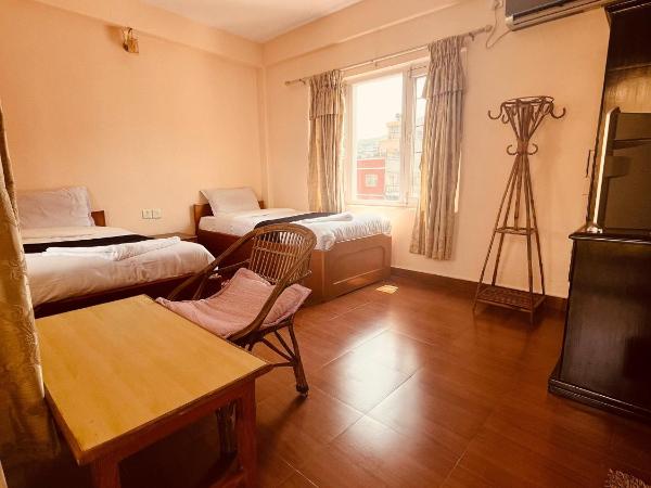 Hotel Global Inn : photo 2 de la chambre chambre familiale avec salle de bains privative