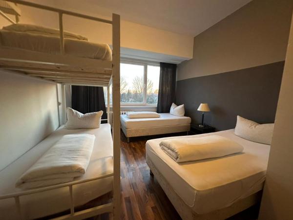 Ootel.com : photo 7 de la chambre chambre quadruple - vue sur jardin