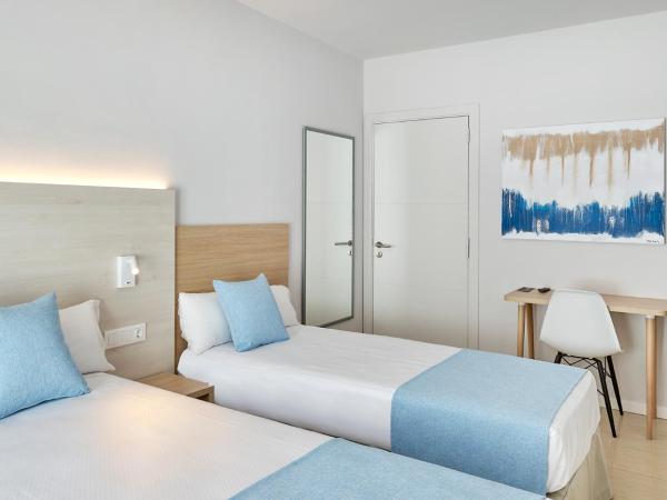 URH Excelsior : photo 4 de la chambre chambre triple avec balcon