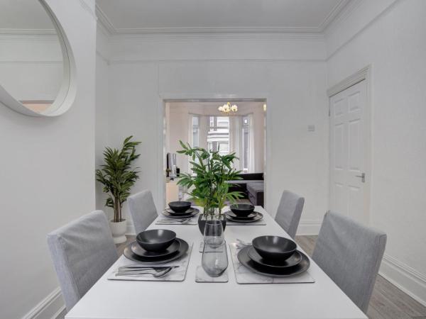 GuestReady - A monochrome home in Anfield : photo 2 de la chambre maison de vacances