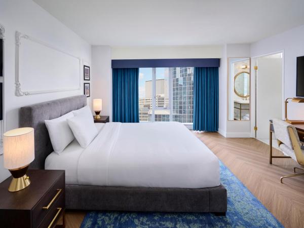 Pantages Hotel Toronto Centre : photo 3 de la chambre chambre lit queen-size city
