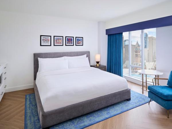 Pantages Hotel Toronto Centre : photo 3 de la chambre chambre lit king-size deluxe - vue sur ville