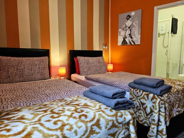 Robin 7 Lodge City Centre : photo 1 de la chambre deluxe twin room with ensuite bathroom