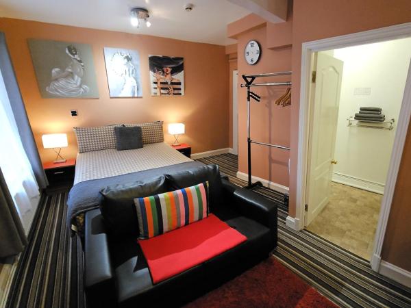 Robin 7 Lodge City Centre : photo 3 de la chambre chambre double supérieure avec canapé