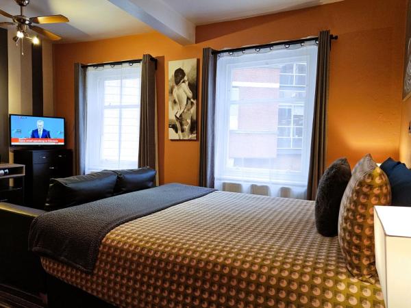 Robin 7 Lodge City Centre : photo 1 de la chambre chambre double supérieure avec canapé