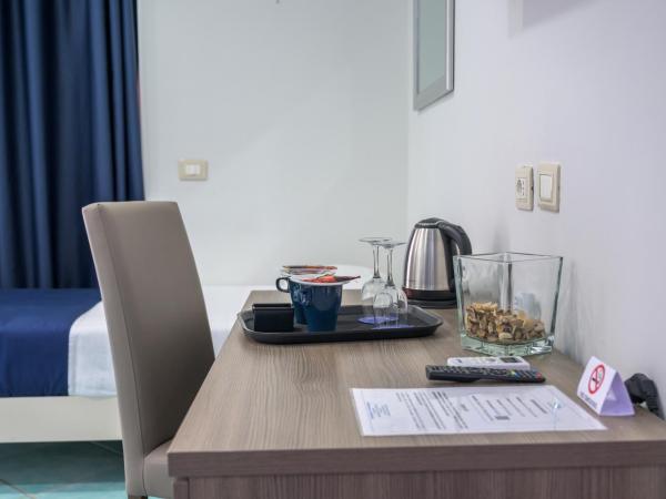 Hotel Centro Congressi Polo Nautico : photo 7 de la chambre chambre double ou lits jumeaux - vue sur mer