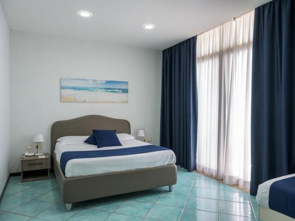 Hotel Centro Congressi Polo Nautico : photo 4 de la chambre chambre double ou lits jumeaux - vue sur mer