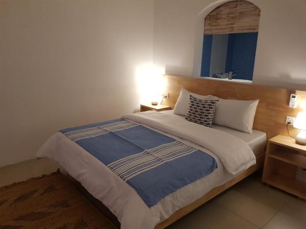 Villas Rocher - Junior Suite 2C : photo 3 de la chambre chambre double avec lit d'appoint