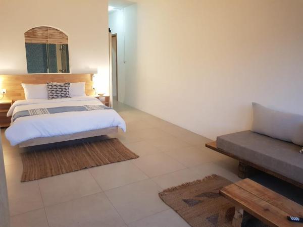 Villas Rocher - Junior Suite 2C : photo 2 de la chambre chambre double avec lit d'appoint
