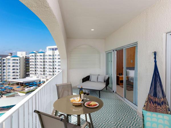 Hilton Cancun Mar Caribe All-Inclusive Resort : photo 4 de la chambre suite lune de miel avec lit king-size