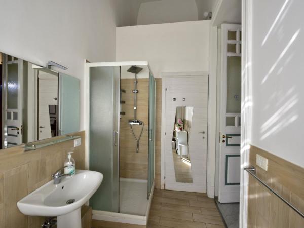 A Casa Di Laura : photo 1 de la chambre chambre double supérieure avec salle de bains privative