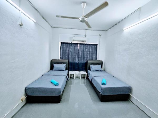 PANCHOR 6 HOSTEL : photo 1 de la chambre chambre lits jumeaux avec salle de bains commune