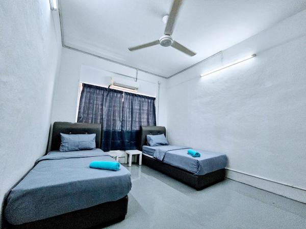 PANCHOR 6 HOSTEL : photo 4 de la chambre chambre lits jumeaux avec salle de bains commune