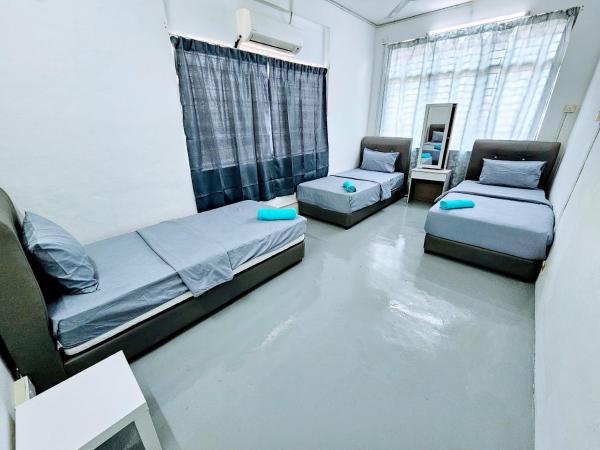 PANCHOR 6 HOSTEL : photo 5 de la chambre chambre triple avec salle de bains commune