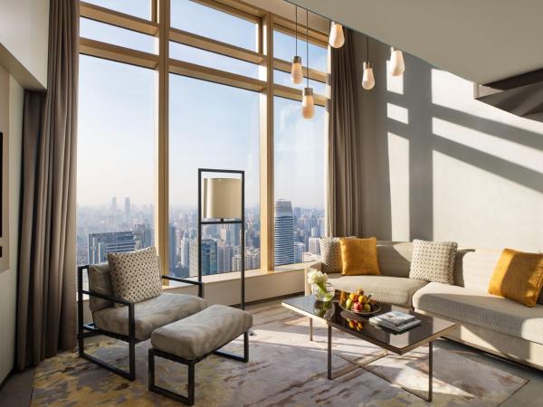 Jumeirah Guangzhou-Complimentary Shuttle Bus between hotel to Canton Fair Complex during Canton Fair Period : photo 5 de la chambre signature loft suite-free mini bar