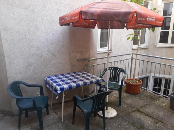 HappyHostel : photo 2 de la chambre chambre simple avec salle de bains commune