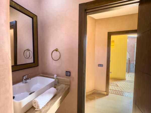 Riad Tonaroz : photo 6 de la chambre chambre double - vue sur piscine