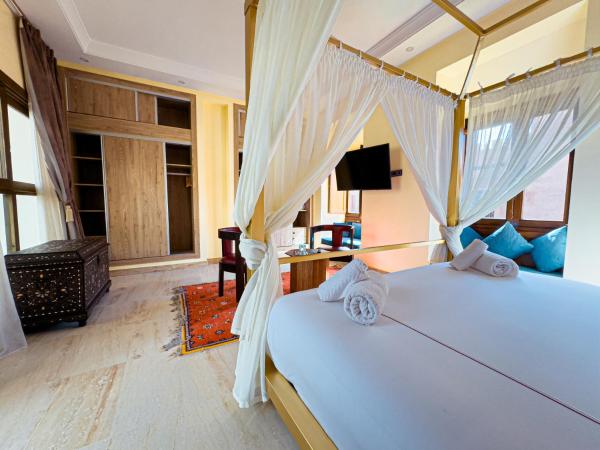 Riad Tonaroz : photo 2 de la chambre suite deluxe avec lit king-size