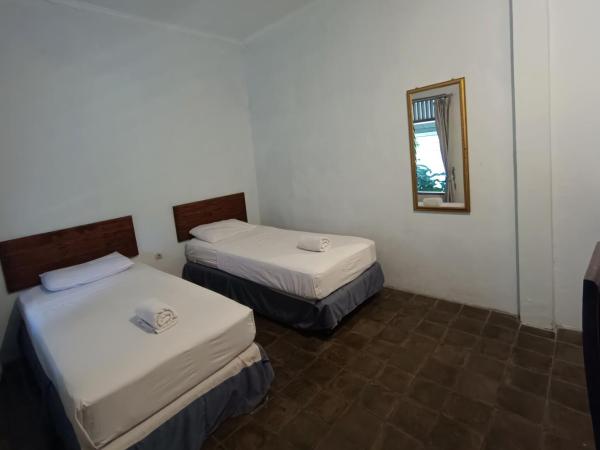 Ndalem Mantrigawen : photo 1 de la chambre chambre lits jumeaux standard avec ventilateur