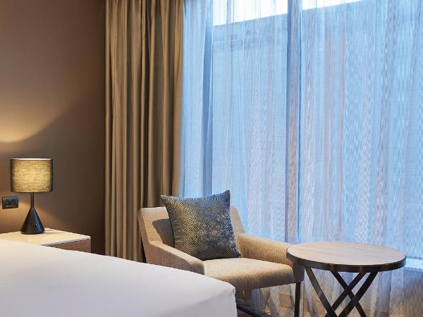 Doubletree By Hilton Perth Northbridge : photo 3 de la chambre chambre lit king-size avec salle de bains accessible aux personnes à mobilité réduite