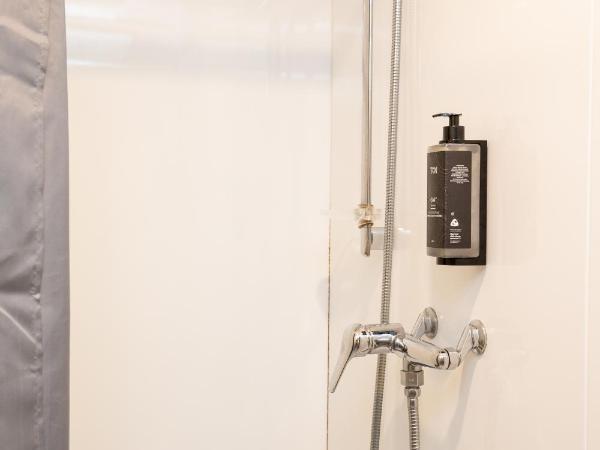 Haka House Wellington : photo 5 de la chambre chambre lits jumeaux avec salle de bains privative