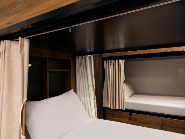 Haka House Wellington : photo 2 de la chambre lit dans dortoir pour femmes de 4 lits avec salle de bains privative