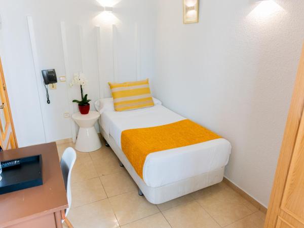 Hostal Josefina-Gran Vía : photo 1 de la chambre chambre simple avec salle de bains privative