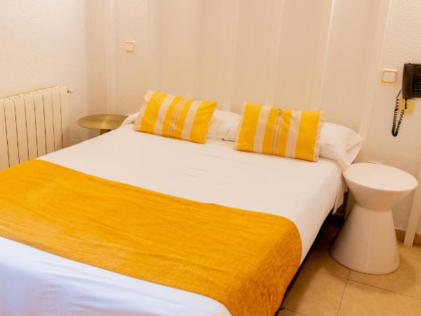 Hostal Josefina-Gran Vía : photo 2 de la chambre chambre double avec salle de bains privative