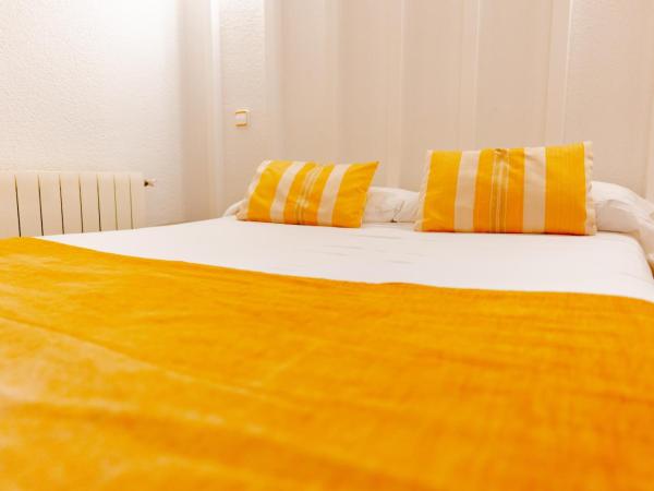 Hostal Josefina-Gran Vía : photo 3 de la chambre chambre double avec salle de bains privative