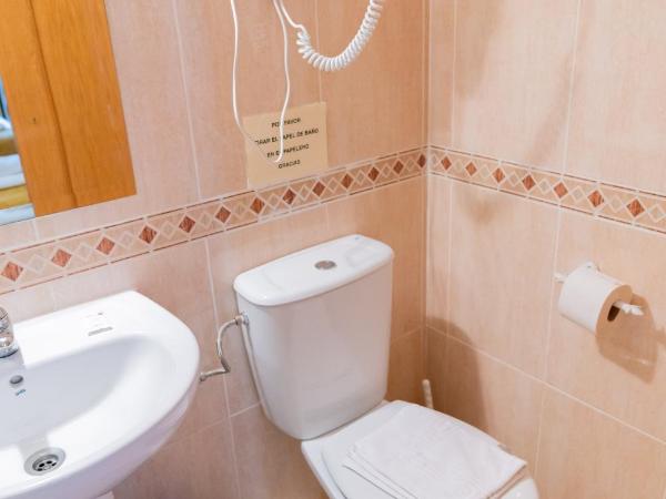 Hostal Josefina-Gran Vía : photo 3 de la chambre chambre lits jumeaux avec salle de bains privative