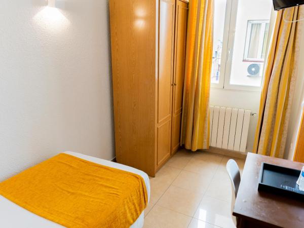 Hostal Josefina-Gran Vía : photo 4 de la chambre chambre simple avec salle de bains privative