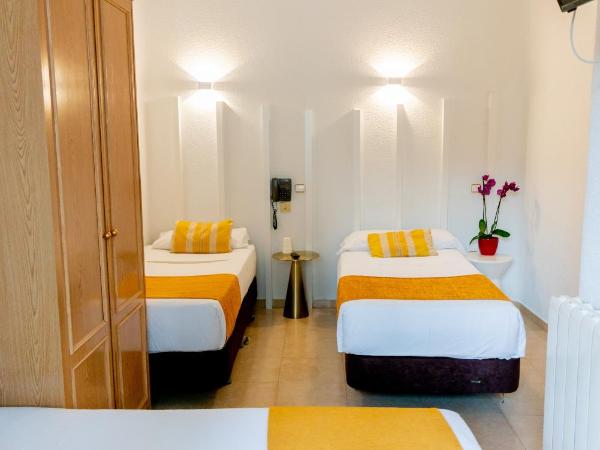 Hostal Josefina-Gran Vía : photo 6 de la chambre chambre quadruple avec salle de bains privative