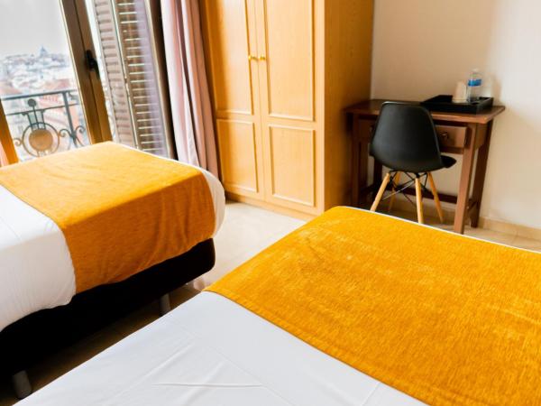 Hostal Josefina-Gran Vía : photo 7 de la chambre chambre lits jumeaux avec salle de bains privative