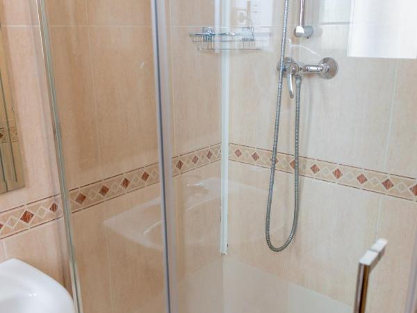 Hostal Josefina-Gran Vía : photo 8 de la chambre chambre double avec salle de bains privative